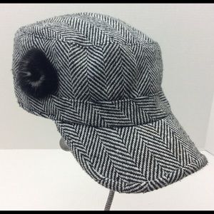🚫sold🚫Black/White Herringbone Cap Rabbit Pom